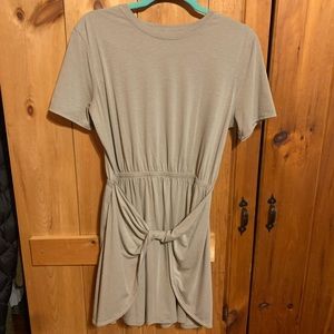 lululemon athletica Short Sleeve Tie-Front Dress in Grey